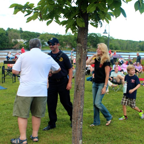 Mayor Thom Harnett thanking local fire fighters